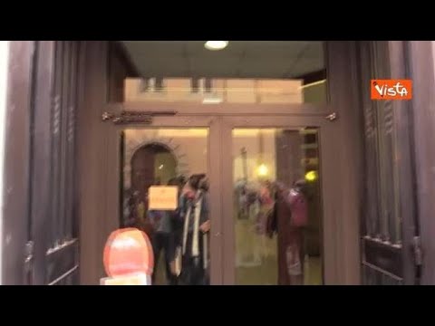 Conte esce dal Palazzo dei Gruppi alla Camera ma la porta non si apre