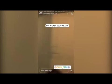 Manifestazione «no green pass» sotto casa del sindaco di Pesaro. Lui: «Squadristi»