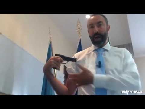 Barillari si punta pistola al braccio: vaccino roulette russa