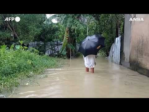 Bangladesh, forti alluvioni: 20 morti, 300 mila persone bloccate
