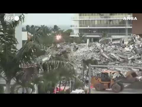 Miami, le macerie dopo la demolizione del resto del palazzo crollato