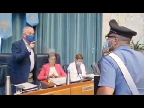 Imperia, niente mascherine in consiglio comunale, arrivano i carabinieri. Ma il sindaco Scajola…
