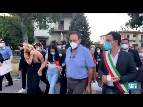 Omicidio Chiara Gualzetti, in centinaia alla fiaccolata per la giovane uccisa