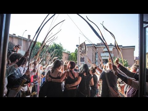 Funerali di Chiara Gualzetti, gli arcieri per l’ultimo saluto alla 16 enne