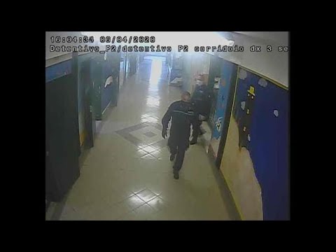 Pestaggi nel carcere di Santa Maria Capua Vetere: il video della testata dell’agente con il…