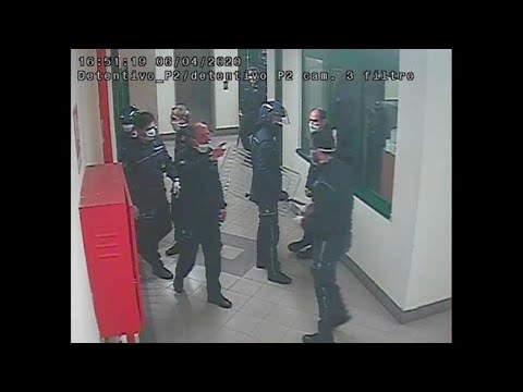 Santa Maria Capua Vetere, le manganellate  a un  detenuto in sedia a rotelle/I nuovi video 5