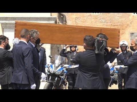 Funerali Raffaella Carrà, il feretro arriva alla Basilica dell’Ara Coeli di Roma
