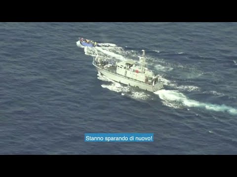 Migranti, le raffiche di mitra e gli speronamenti ripresi dall’alto