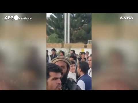 Caos ad aeroporto Kabul, spari in aria per disperdere chi cerca di fuggire
