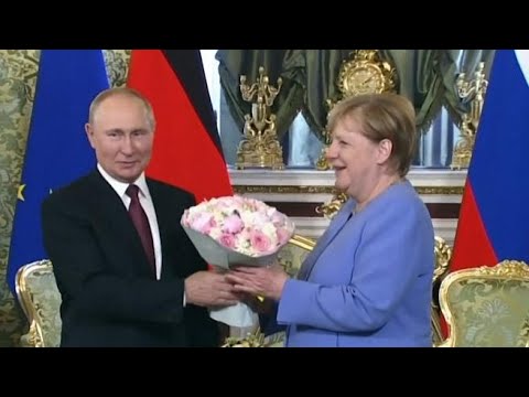 Putin incontra Merkel e la accoglie con un mazzo di fiori