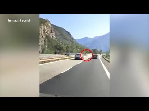 Contromano per 10 chilometri in autostrada ad Aosta: il video degli automobilisti sulla A5