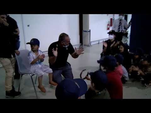 I giochi con le carte del poliziotto: a Fiumicino un sorriso per i bambini costretti a lasciare…