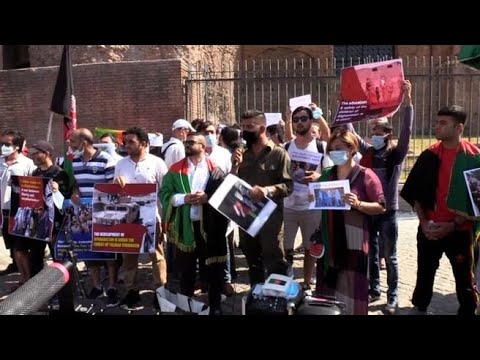 Manifestazione della comunità afghana a Roma: «Non sappiamo come fare per portare le nostre…