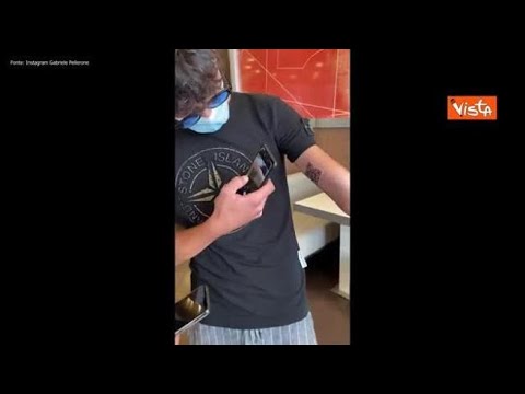 Green pass, Qr code tatuato sul braccio: il video della prova in un fast food