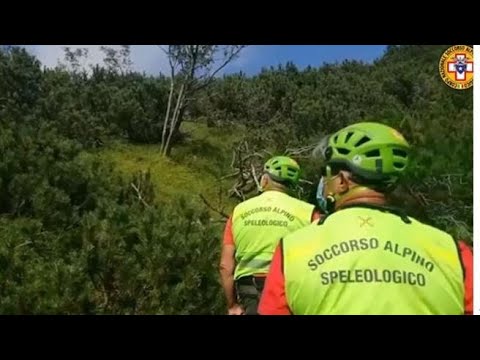 Friuli, i soccorritori recuperano il corpo senza di vita del parapendista disperso