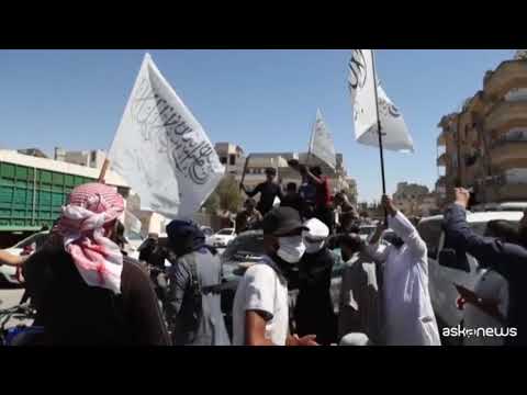 I jihadisti siriani festeggiano a Idlib successo afgano Talebani