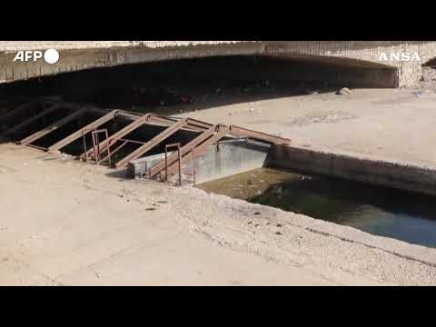 Libia, la costa invasa dalla spazzatura: scatta il divieto di balneazione