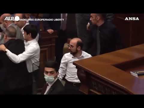 Armenia, maxi rissa in Parlamento tra opposizione e maggioranza