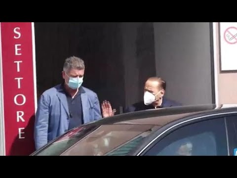 Berlusconi ricoverato al San Raffaele, lascia l’ospedale dopo i controlli: il video