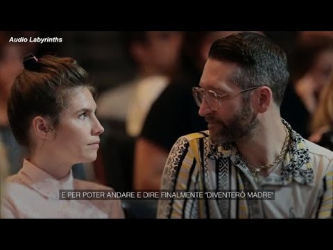 Amanda Knox è incinta, l’annuncio durante il suo podcast