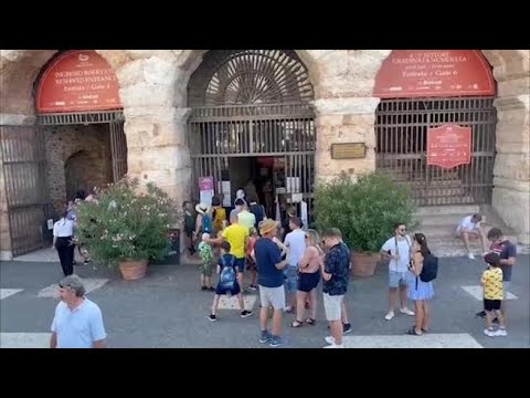 Green pass obbligatorio, lunghe code fuori dall’Arena di Verona