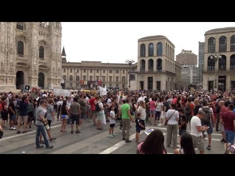 Green pass, in piazza Duomo a Milano sfilano in centinaia per dire «No»