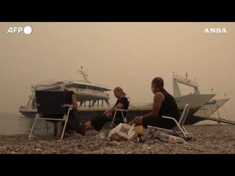 Grecia, gli abitanti di Evia si rifugiano su una nave per sfuggire agli incendi