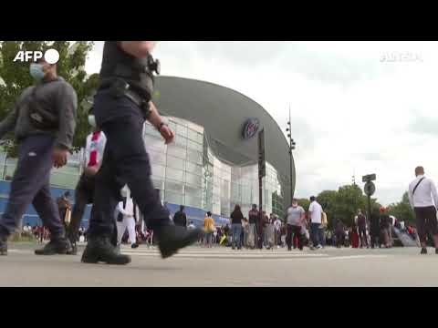 Messi, i tifosi del Psg in attesa dell’arrivo della stella argentina