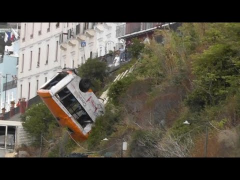 Capri, la rimozione del bus non è facile: la gru lo afferra, ma rischia di cadere di nuovo