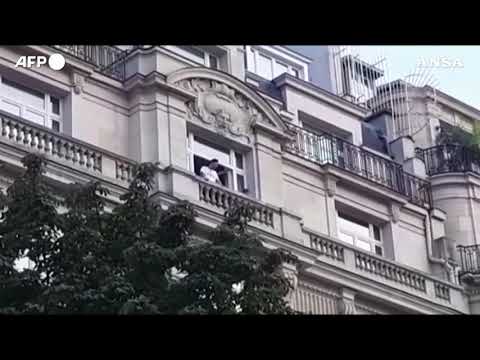 Messi a Parigi: l’attaccante saluta i tifosi dall’hotel, in mattinata la conferenza stampa