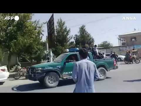 Afghanistan, a Kunduz la resa ai talebani di centinaia di soldati