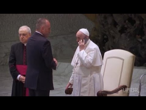 Papa Francesco riceve una telefonata: fuori programma al termine dell’udienza generale