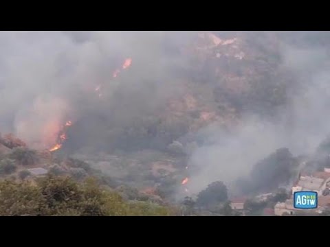 Grotteria circondata dalle fiamme: le persone si allontanano dalle proprie case