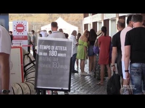 Roma, code di tre ore a Termini per un tampone last minute prima delle vacanze