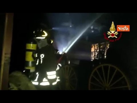 Il Sud Italia continua a bruciare, centinaia gli interventi dei Vigili del Fuoco