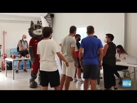 Roma, biglietto per lo stadio a chi si vaccina: l’iniziativa all’hub di Tor Vergata