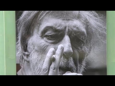 «Grazie Gino», a Milano fiori e una foto in onore del fondatore di Emergency