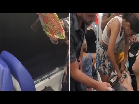 Treno Ancona-Piacenza fermo senza aria condizionata, i passeggeri rompono il finestrino