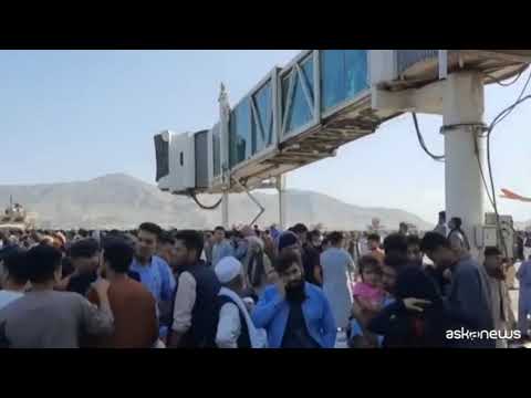 Afghanistan, la folla in attesa di partire all’aeroporto di Kabul