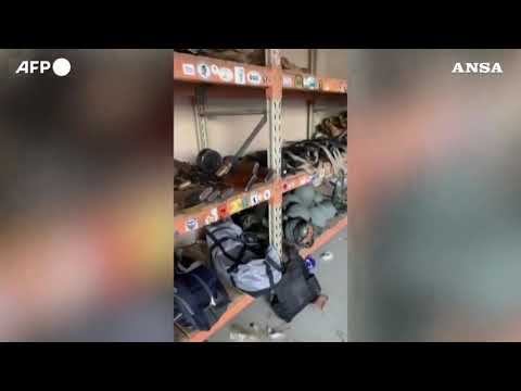 Deposito di armi e munizioni lasciato incustodito all’aeroporto di Kabul