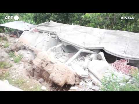 Haiti, case sventrate e voragini nelle strade: la devastazione del terremoto