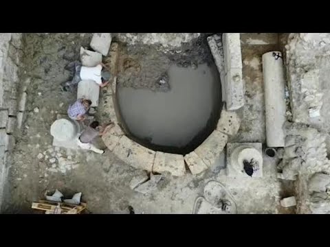 Capolavori di arte dell’antichità riemergono tra le offerte nella vasca sacra del santuario del…