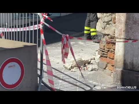 Camion urta e danneggia porta monumentale di Taormina