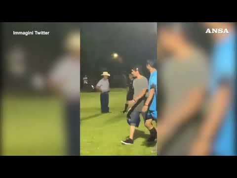 Honduras, pubblico e giocatori contestano l’arbitro: lui tira fuori la pistola e spara