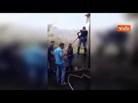 Incendi in Sicilia, la polizia spegne le fiamme con gli idranti