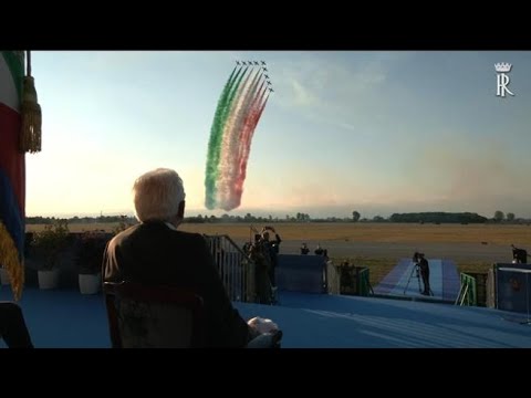 Mattarella, cappello e occhiali da sole per ammirare le Frecce Tricolori