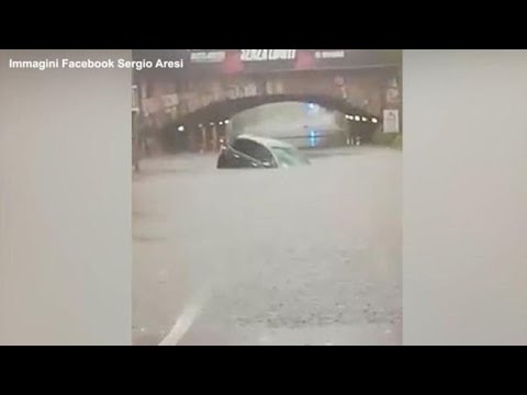 Maltempo, a Busto Arsizio un’auto rimane sommersa in un sottopassaggio