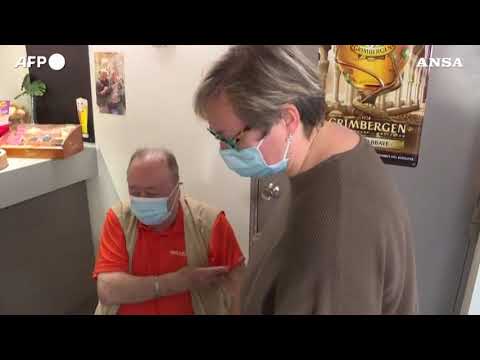 Francia, aperto il primo centro vaccinale in un bar-tabacchi