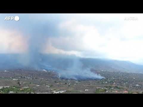 Eruzione alle Canarie, le immagini aeree del vulcano Cumbre Vieja