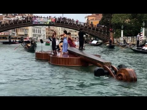 Venezia, i musicisti suonano a bordo di un violino gigante sul Canal Grande